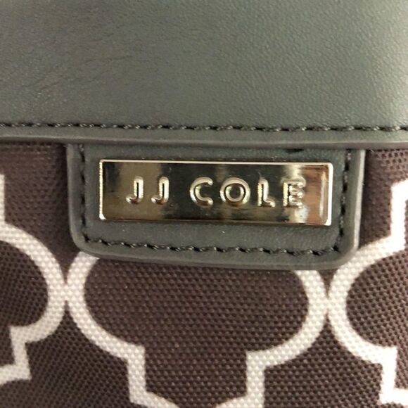 JJ Cole Gray and white Quattro foil diaper bag. - Picture 2 of 10